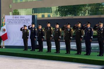 Rinden protesta y asumen nuevos mandos en la Defensa