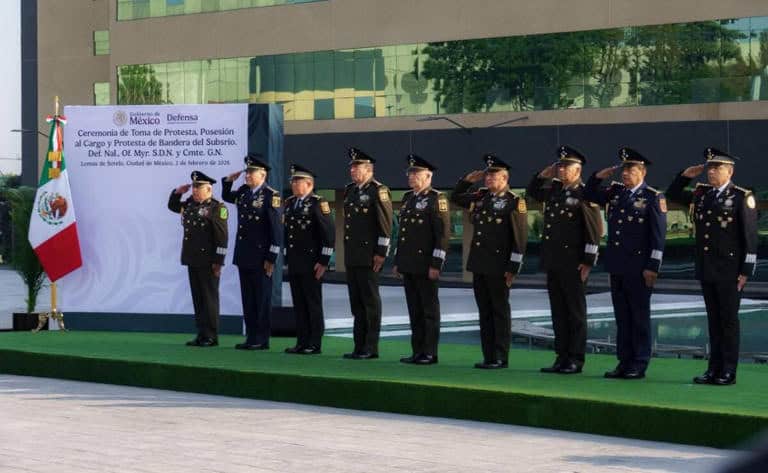 Rinden protesta y asumen nuevos mandos en la Defensa
