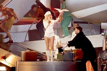 Critican a Sabrina Carpenter por uso de ave en los Grammy