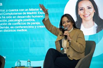 Propone escritora hallar lo extraordinario en la vida diaria