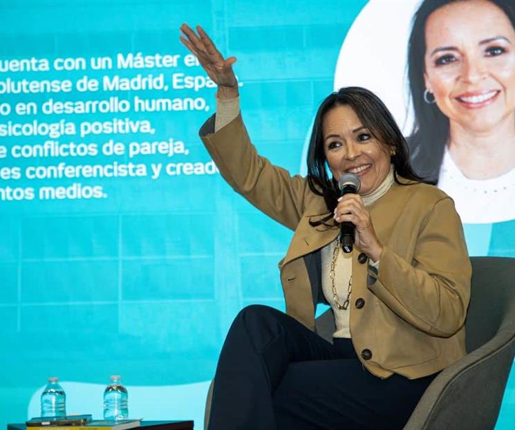 Propone escritora hallar lo extraordinario en la vida diaria