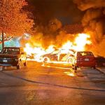 Arden tres autos en vivienda