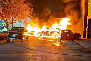 Arden tres autos en vivienda