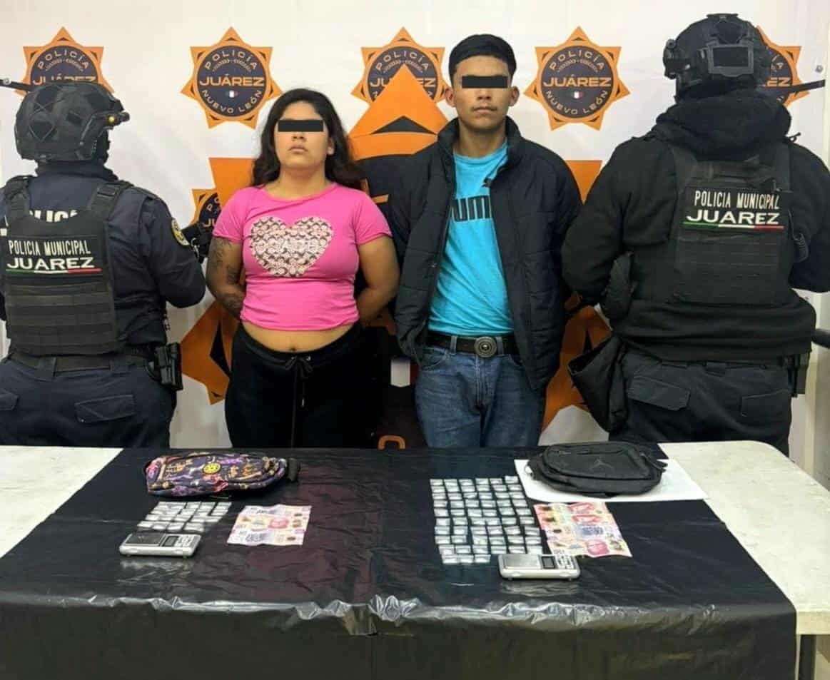 Dos personas fueron detenidas por elementos de la Secretar&iacute;a de Seguridad y Protecci&oacute;n Ciudadana de Ju&aacute;rez durante acciones del Operativo Calles en Orden, luego de un reporte ciudadano que alert&oacute; sobre la presunta oferta de sustancias il&iacute;citas a transe&uacute;ntes en la colonia Colinas de San Juan.