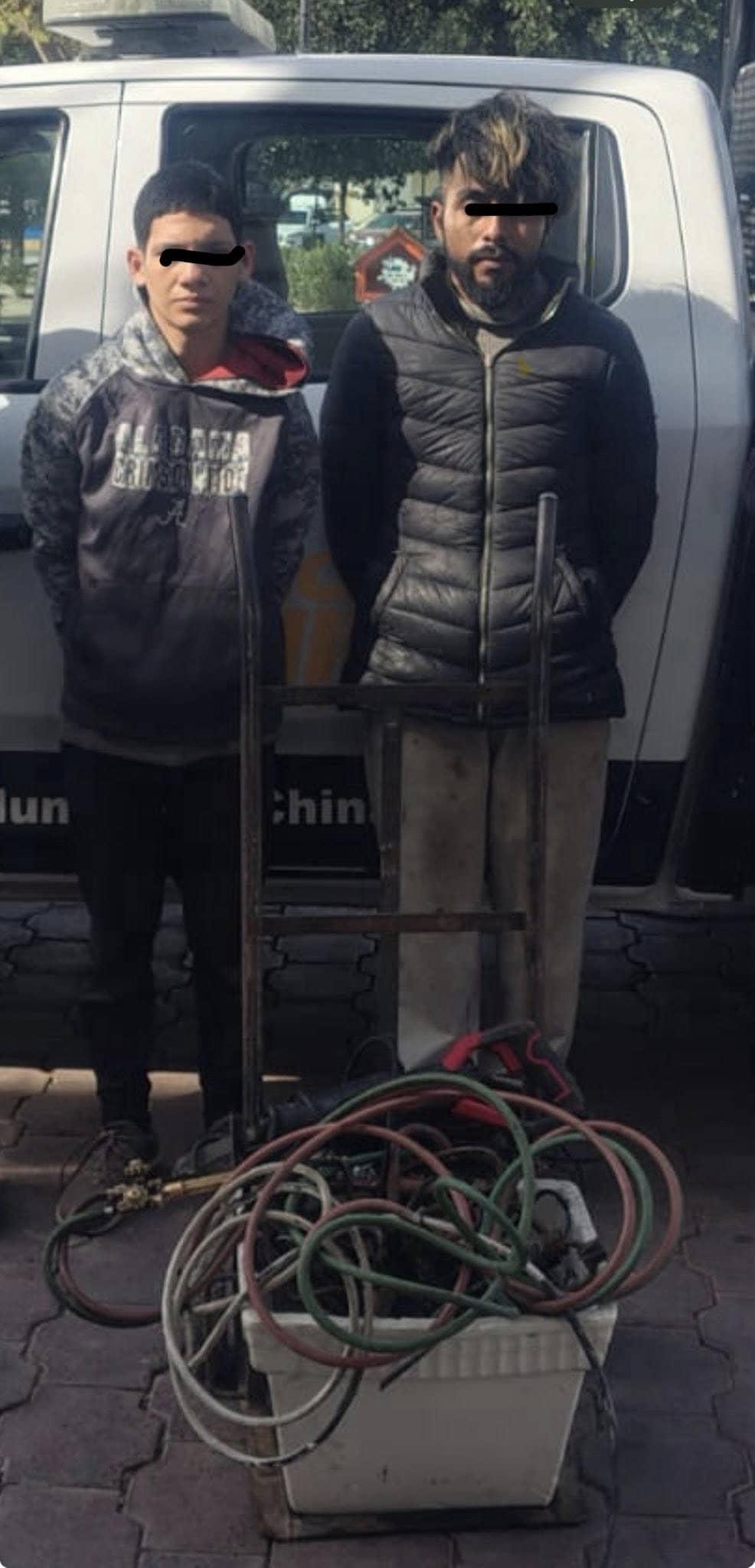 Elementos de la Polic&iacute;a Municipal de China, detuvieron a dos hombres presuntamente responsables del delito de robo a casa habitaci&oacute;n con violencia, durante un operativo realizado en la colonia Centro.