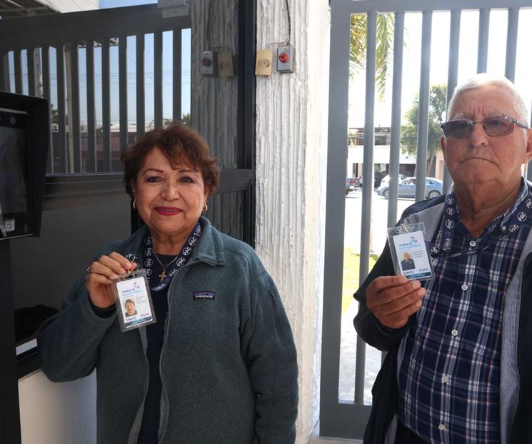 Entrega SN a adultos mayores credenciales de la Unidad Gerontol&oacute;gica