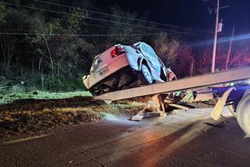 Vuelca auto en Cadereyta