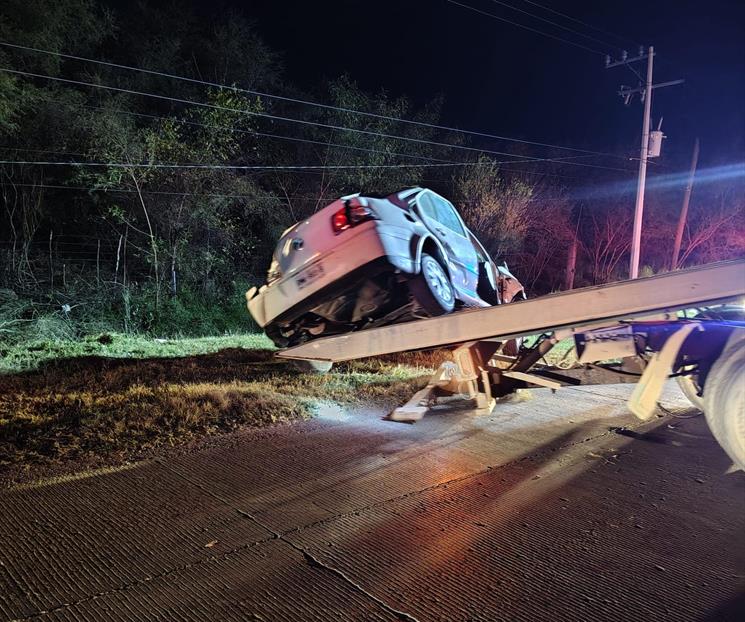 Vuelca auto en Cadereyta