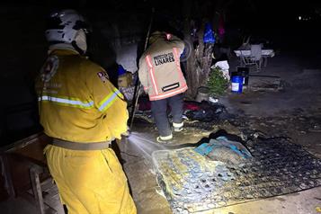 Rescatan a anciano de incendio