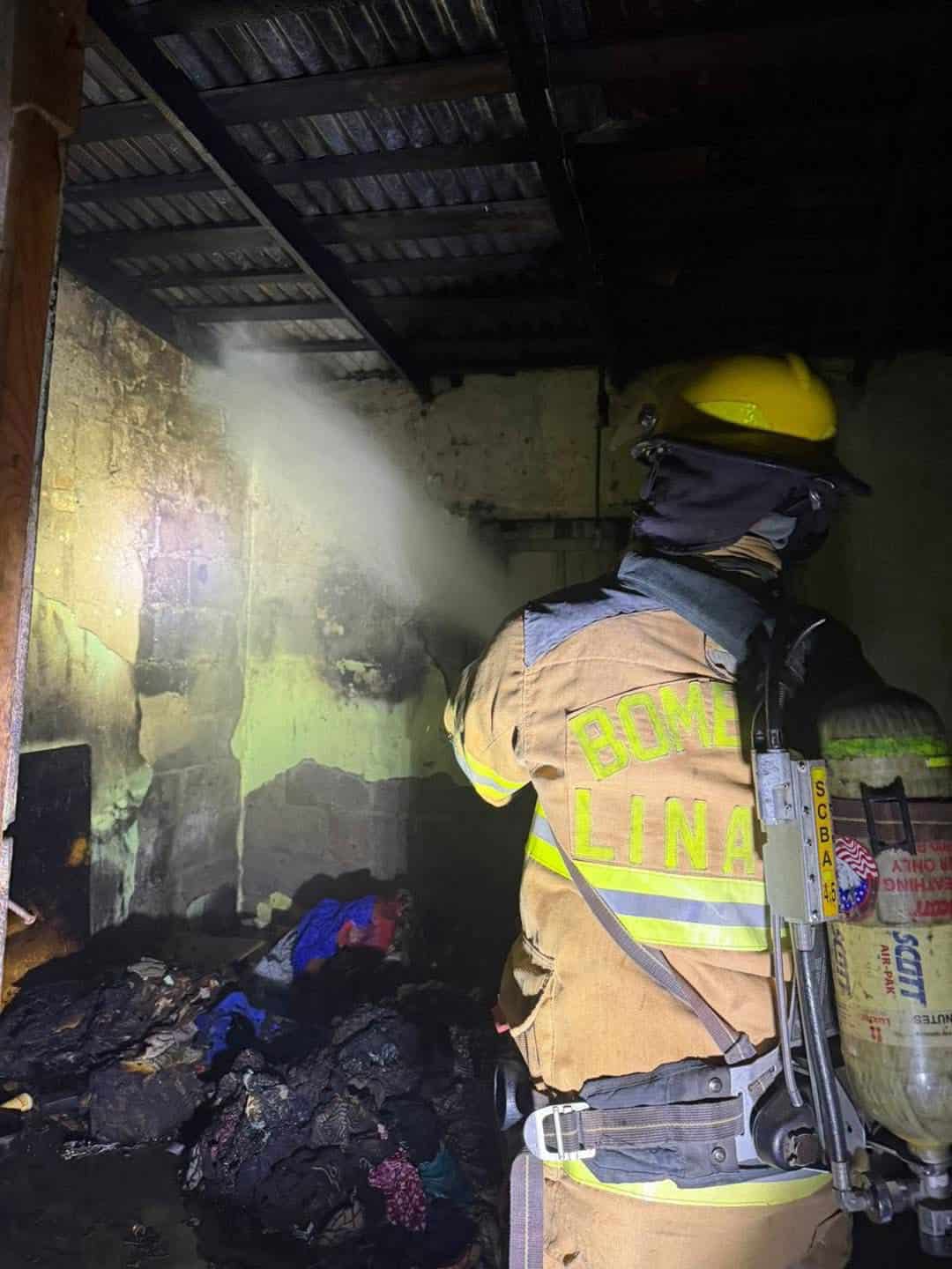 Elementos de la central de Bomberos de Linares, lograron salvar la vida de un hombre de la tercera edad, quien termin&oacute; atrapado en un incendio en su vivienda.