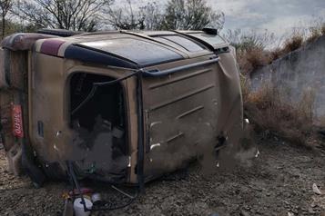 Deja volcadura dos muertos en China