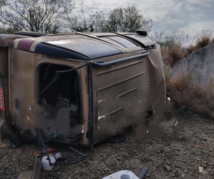 Deja volcadura dos muertos en China