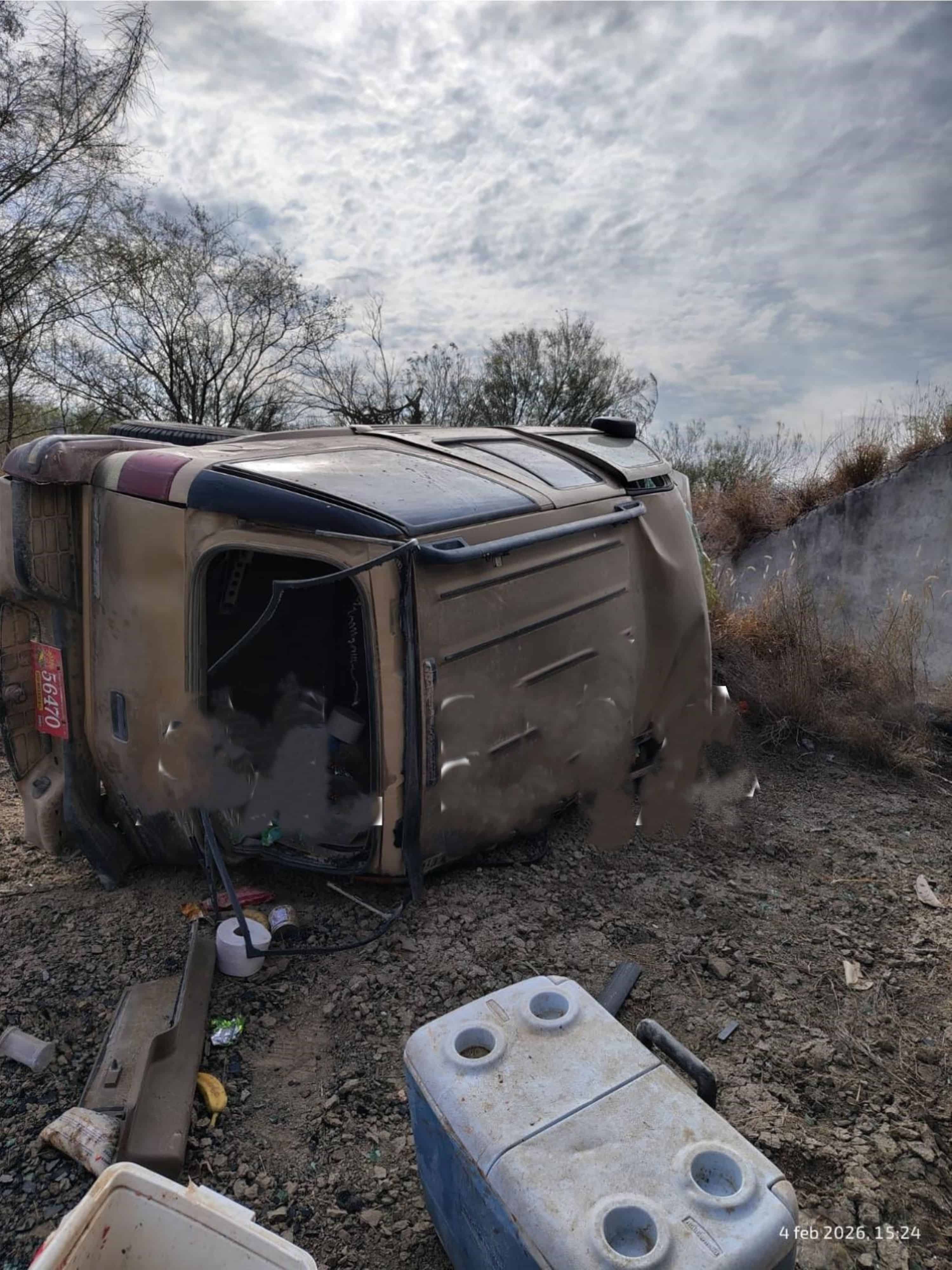 Dos personas sin vida y una m&aacute;s lesionada, fue el saldo que dejo la volcadura de una camioneta, en un tramo carreteros del municipio de China, Nuevo Le&oacute;n.