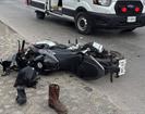 Impacta auto a moto y lesiona a dos
