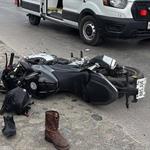 Impacta auto a moto y lesiona a dos
