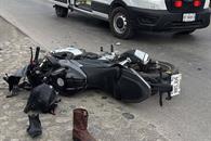 Impacta auto a moto y lesiona a dos