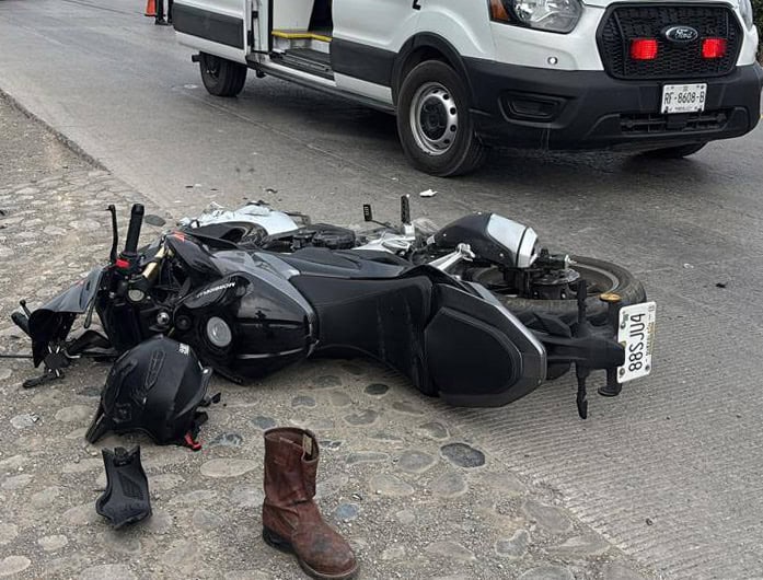 Impacta auto a moto y lesiona a dos