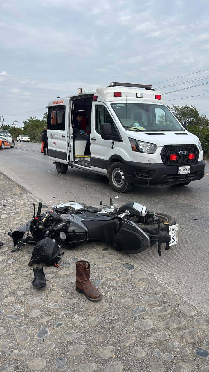 Dos j&oacute;venes quienes tripulaban una motocicleta, resultaron lesionados despu&eacute;s de ser arrollados por un veh&iacute;culo en el municipio de Cadereyta.