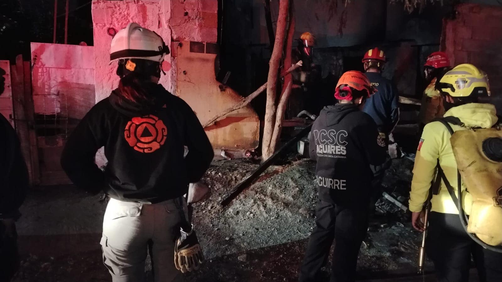 En unos minutos un incendio termin&oacute; con un domicilio de la Colonia Unidad Morelos, sin que se reportaran lesionados, la noche del martes en el municipio de Santa Catarina.