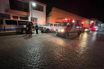 Choca camioneta a dos ambulancias