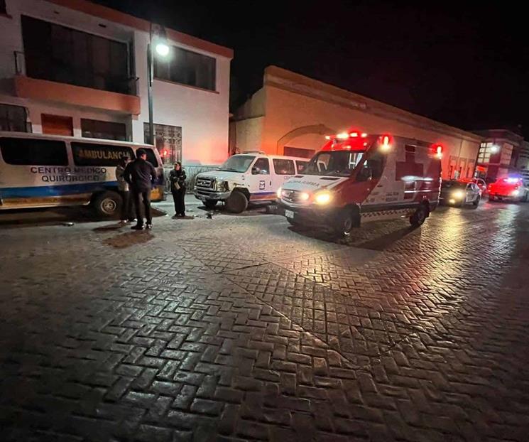 Choca camioneta a dos ambulancias