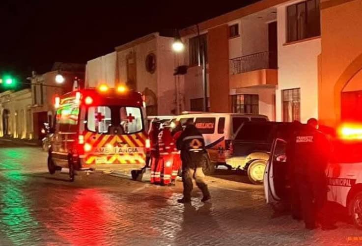 Dos ambulancias de una escuela de enfermer&iacute;a, terminaron con da&ntilde;os materiales de consideraci&oacute;n, al ser impactadas por una camioneta en el centro de Linares.