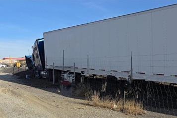 Resulta herido en salida de camino