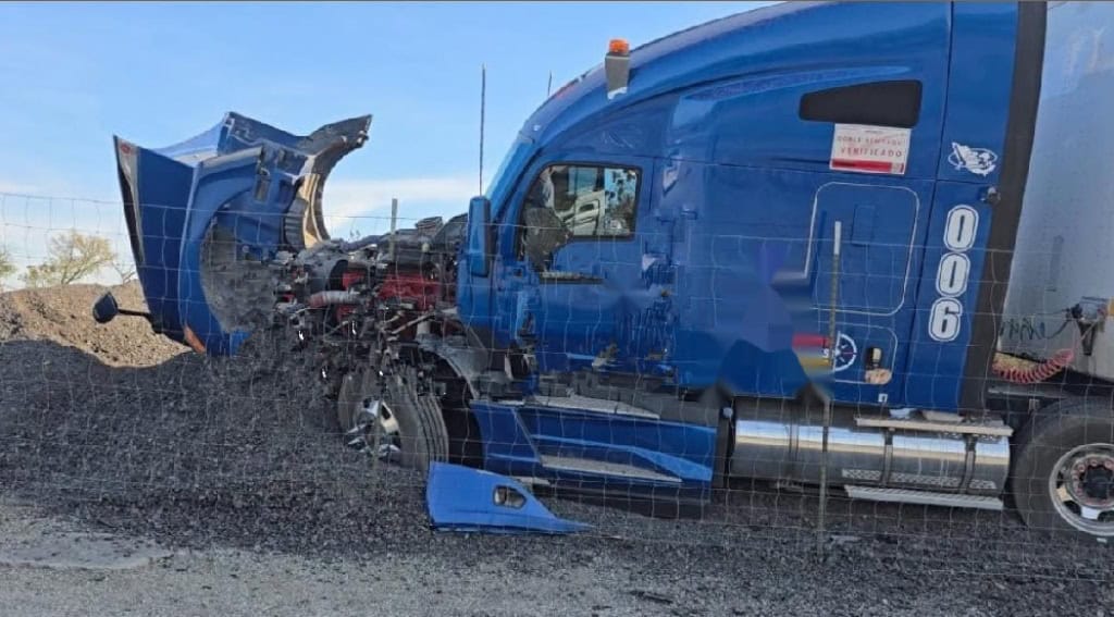 Un operador de quinta rueda termin&oacute; con diversas lesiones, al perder el control del volante, y salirse del camino en un tramo carretero del municipio de Montemorelos.