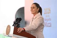 Sheinbaum reacciona a video donde le limpian zapatos a Hugo Aguilar