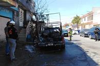 Arde camioneta en la Topo Chico