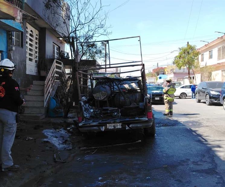 Arde camioneta en la Topo Chico