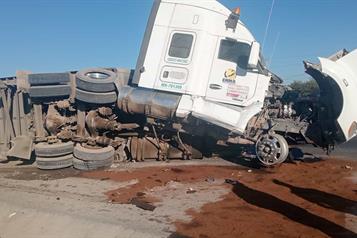 Vuelca tr&aacute;iler en Escobedo