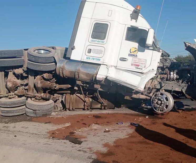 Vuelca tr&aacute;iler en Escobedo