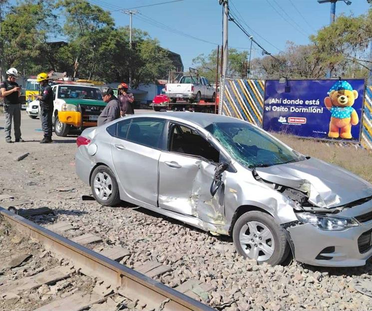 Choca el tren contra auto en Guadalupe