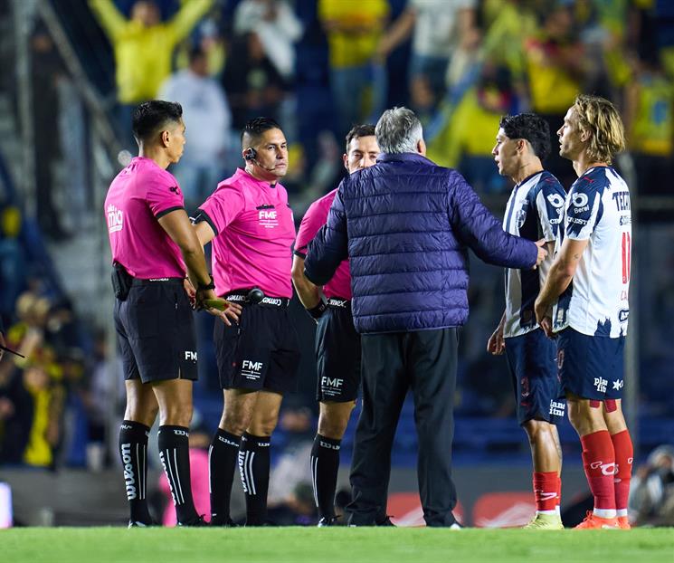 Expulsan a Torrent al final del partido