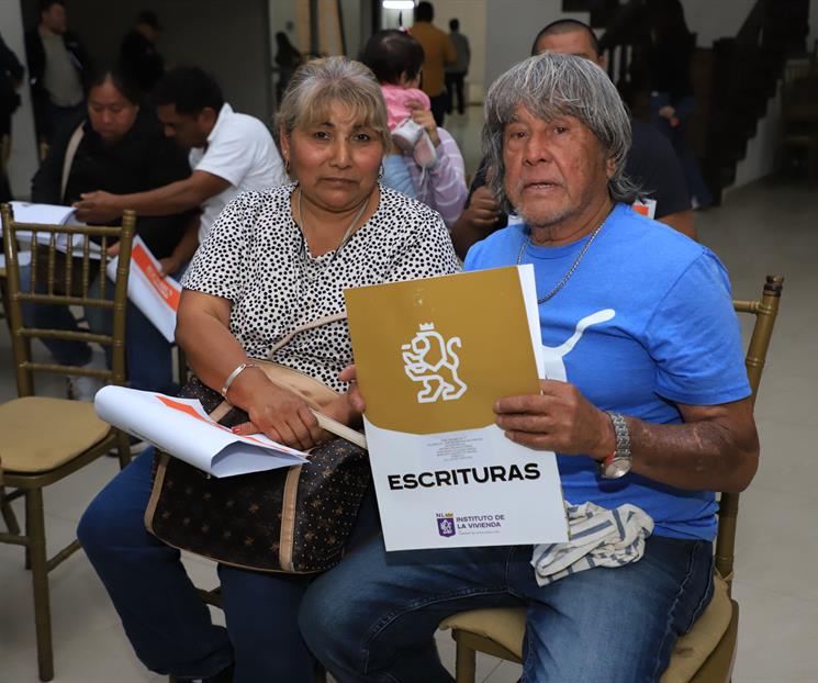 Entrega el IVNL escrituras a vecinos de Cadereyta