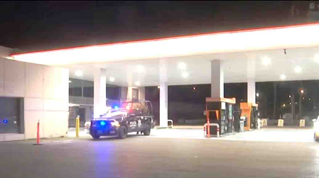 Fingen ser clientes y asaltan gasolinera