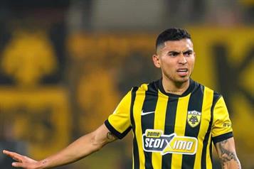 Gana AEK de Orbelin y siguen liderando el futbol griego