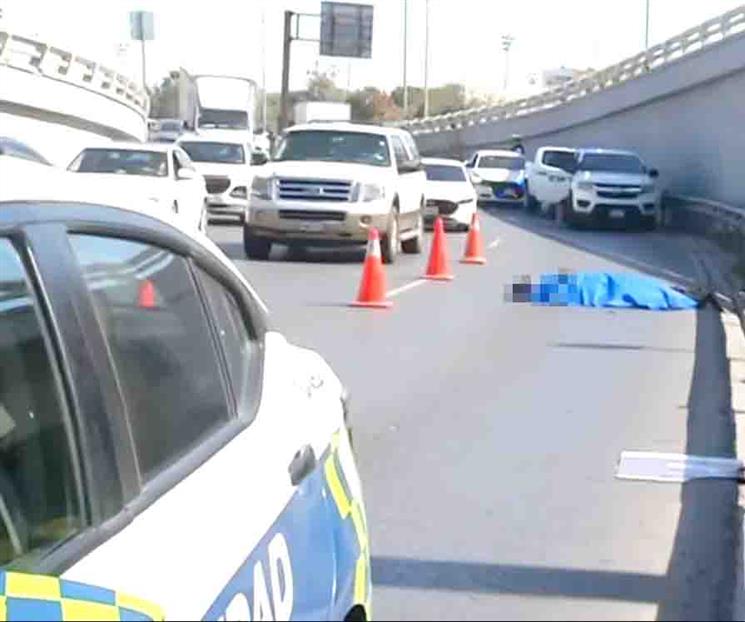 Muere motociclista al estrellarse en muro