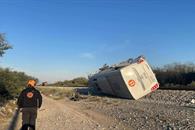 Mueren dos tras choque de transporte de personal con el tren
