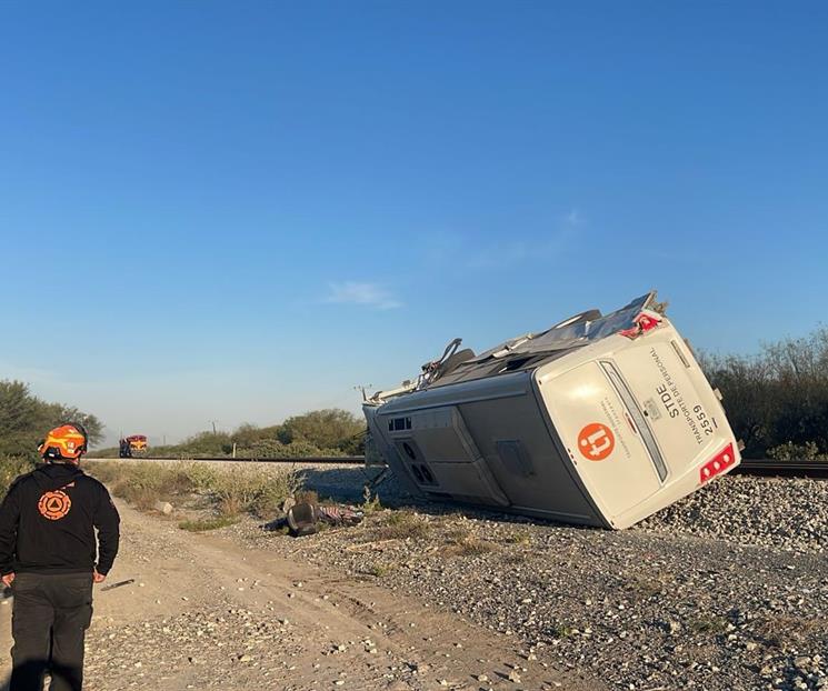 Mueren dos tras choque de transporte de personal con el tren