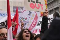 Se enfrentan polic&iacute;as y manifestantes