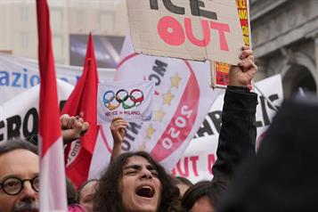 Se enfrentan polic&iacute;as y manifestantes
