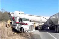 Vuelca tr&aacute;iler cargado con material de construcci&oacute;n