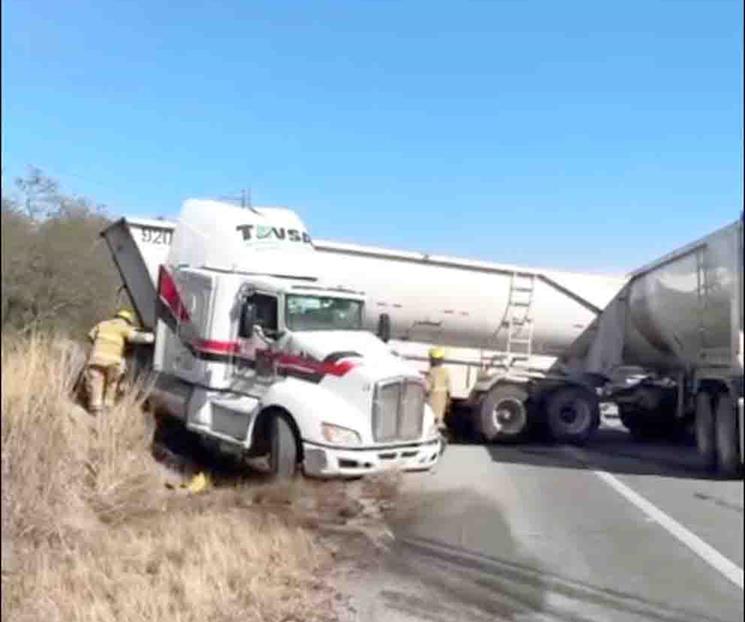 Vuelca tr&aacute;iler cargado con material de construcci&oacute;n