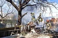 Rescatan a pareja al arder en llamas su casa