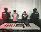 Cae pareja con armas y droga