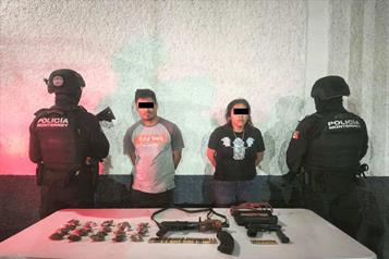 Cae pareja con armas y droga