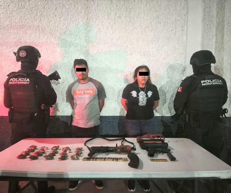 Cae pareja con armas y droga