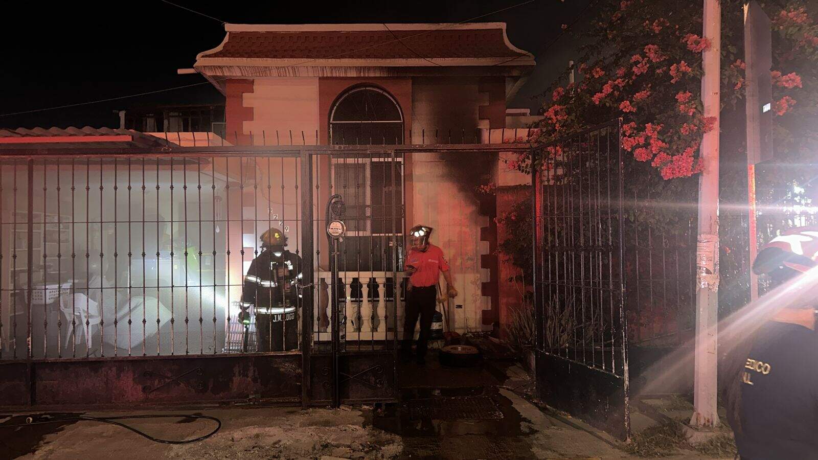 Luego de un aparente corto el&eacute;ctrico se registr&oacute; un incendio en un domicilio que ocasion&oacute; diversos da&ntilde;os, la madrugada de ayer al sur de Monterrey.